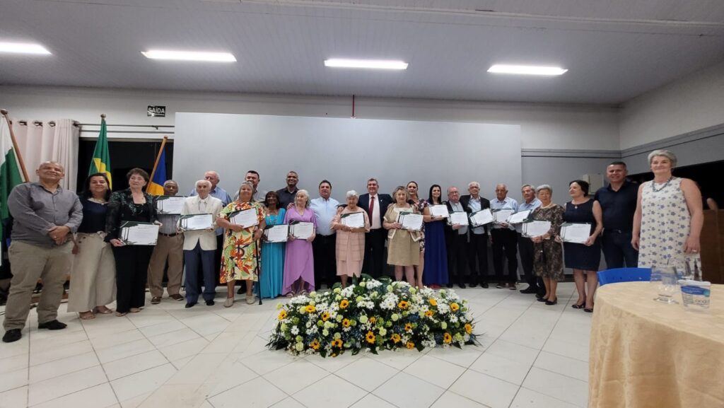 Deputado Bazana entrega 16 Menções Honrosas em Arapongas